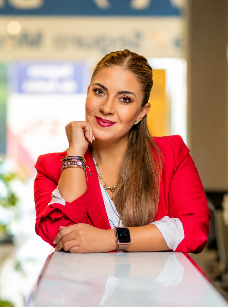 Perla García, agente líder de BajaRisk, en la oficina BajaRisk