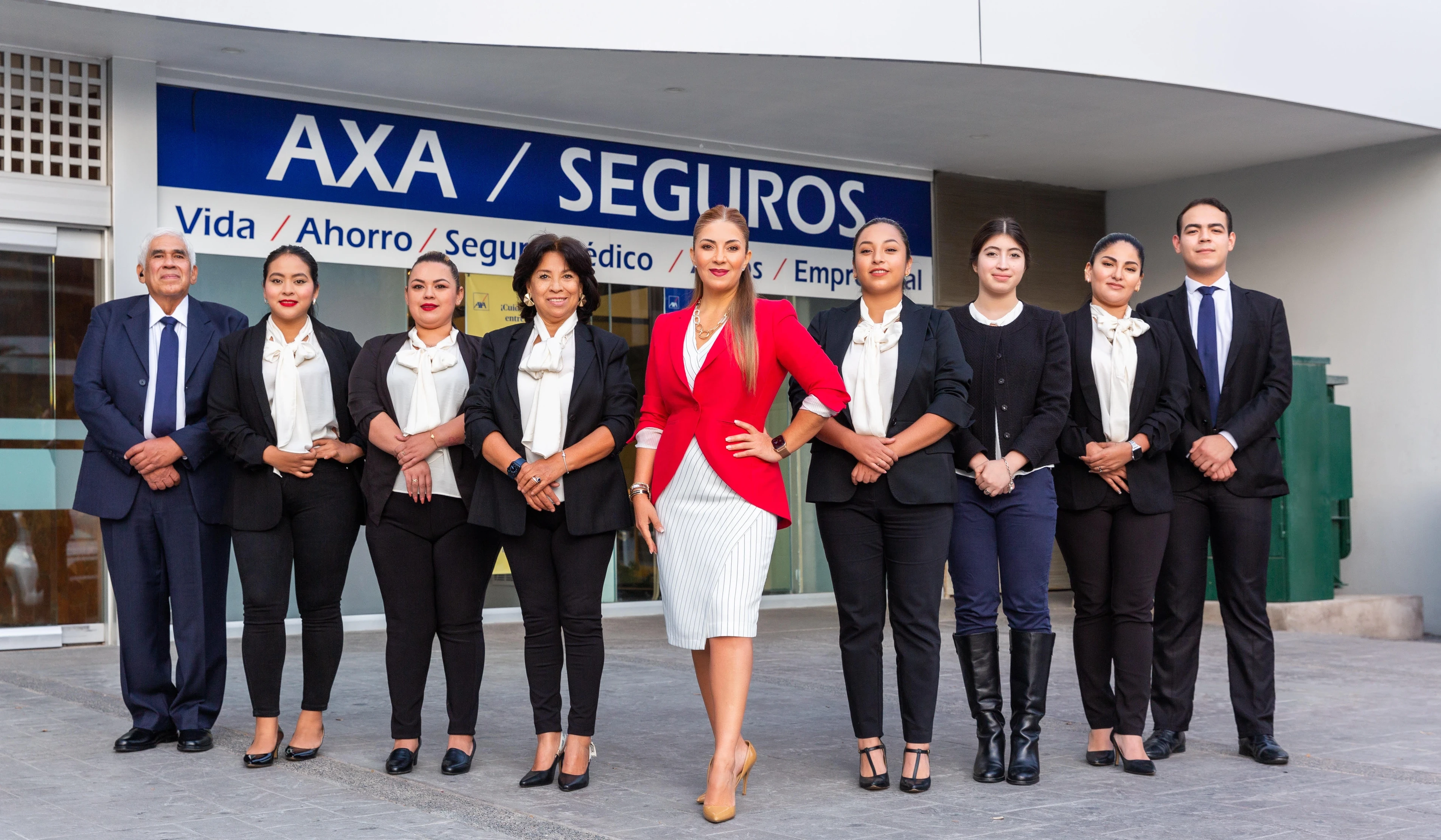 Equipo BajaRisk frente a oficina AXA Seguros en Tijuana
